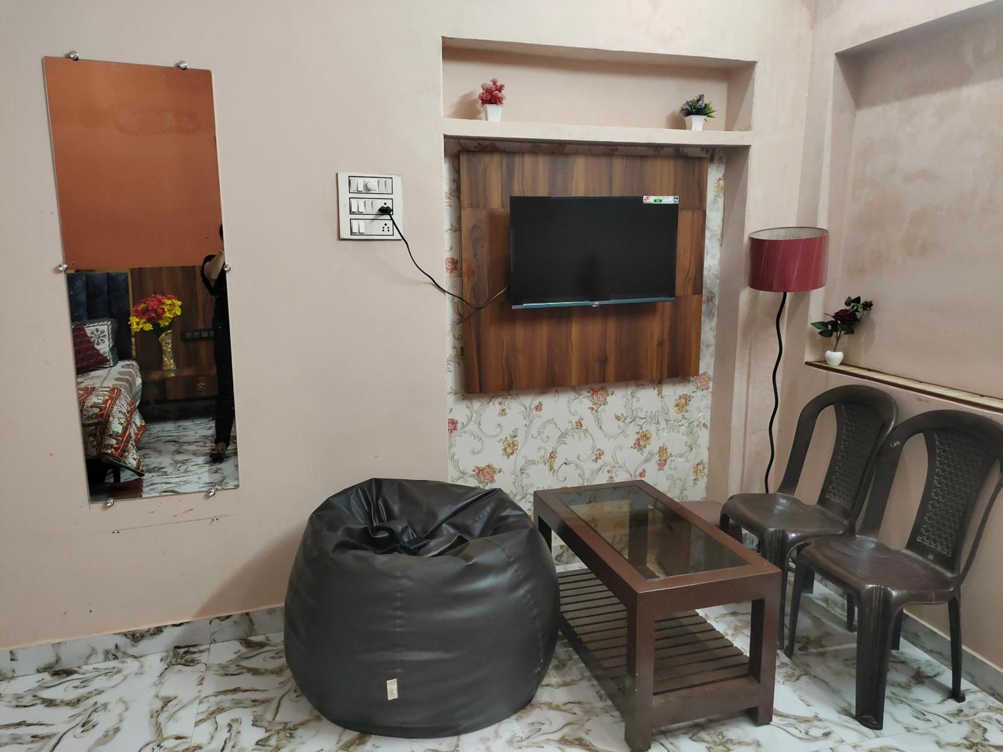 Banarasiya Homestay Close To Banaras Railway Station Varanasi Exterior photo