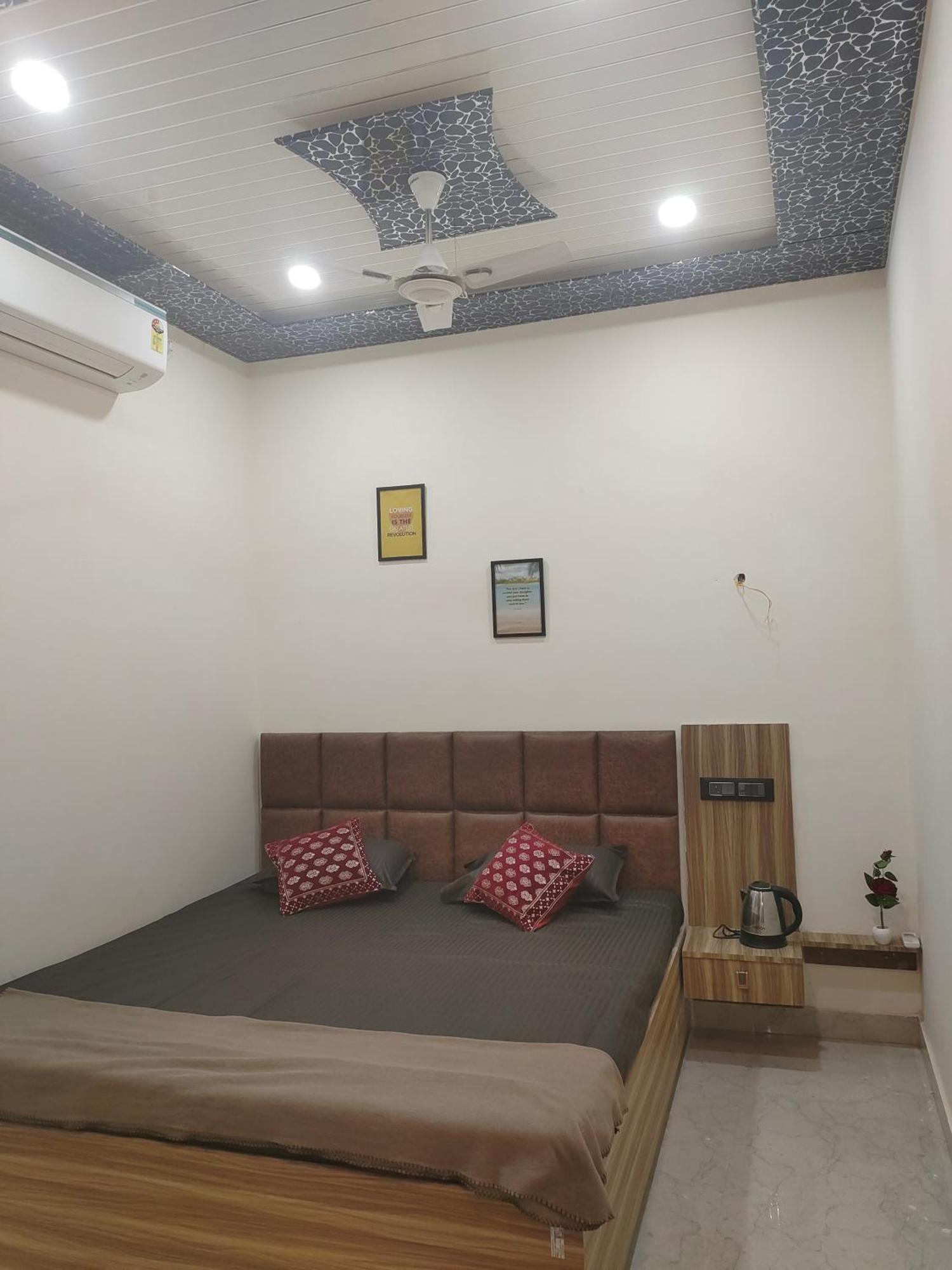 Banarasiya Homestay Close To Banaras Railway Station Varanasi Room photo