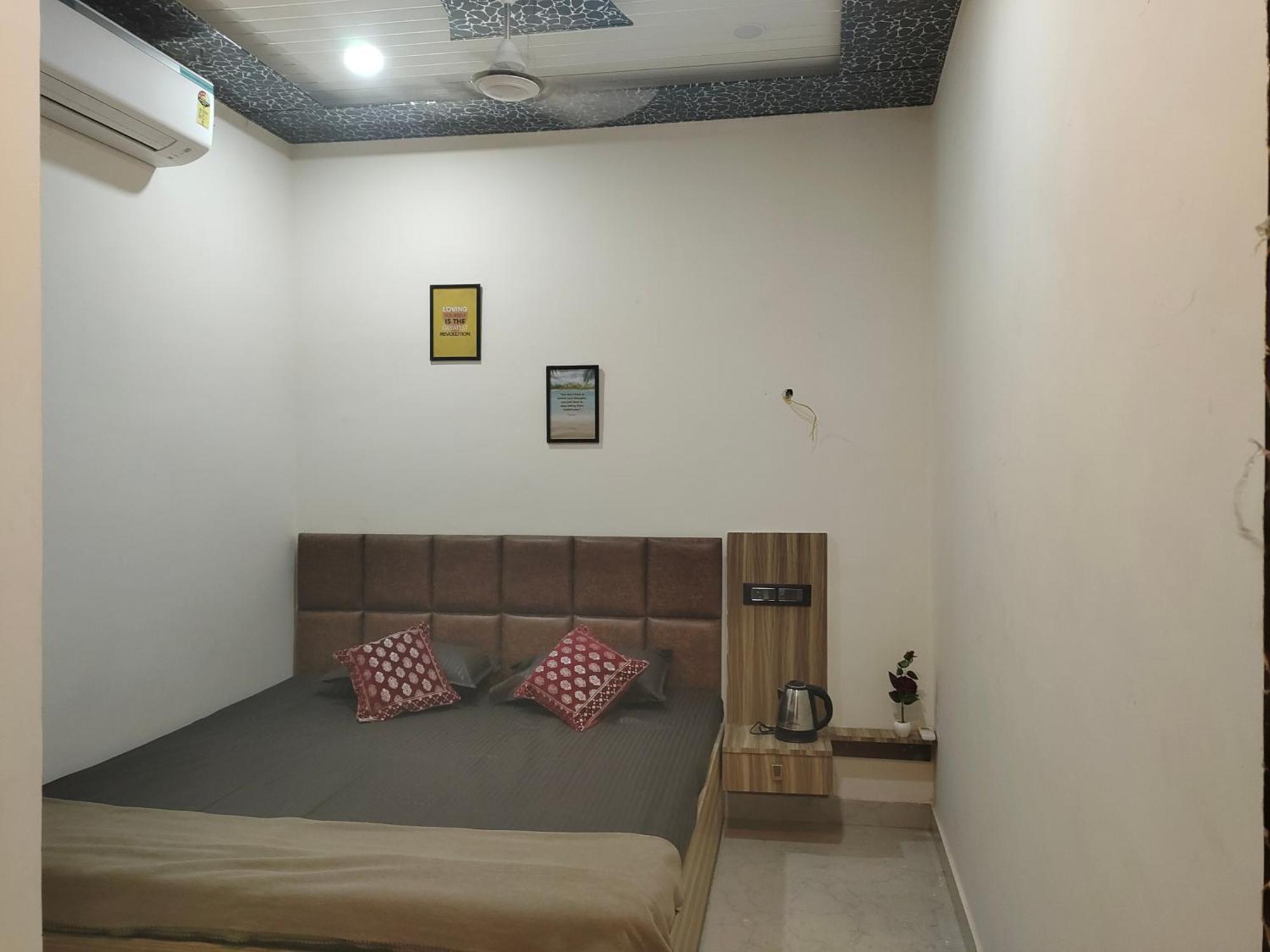 Banarasiya Homestay Close To Banaras Railway Station Varanasi Exterior photo