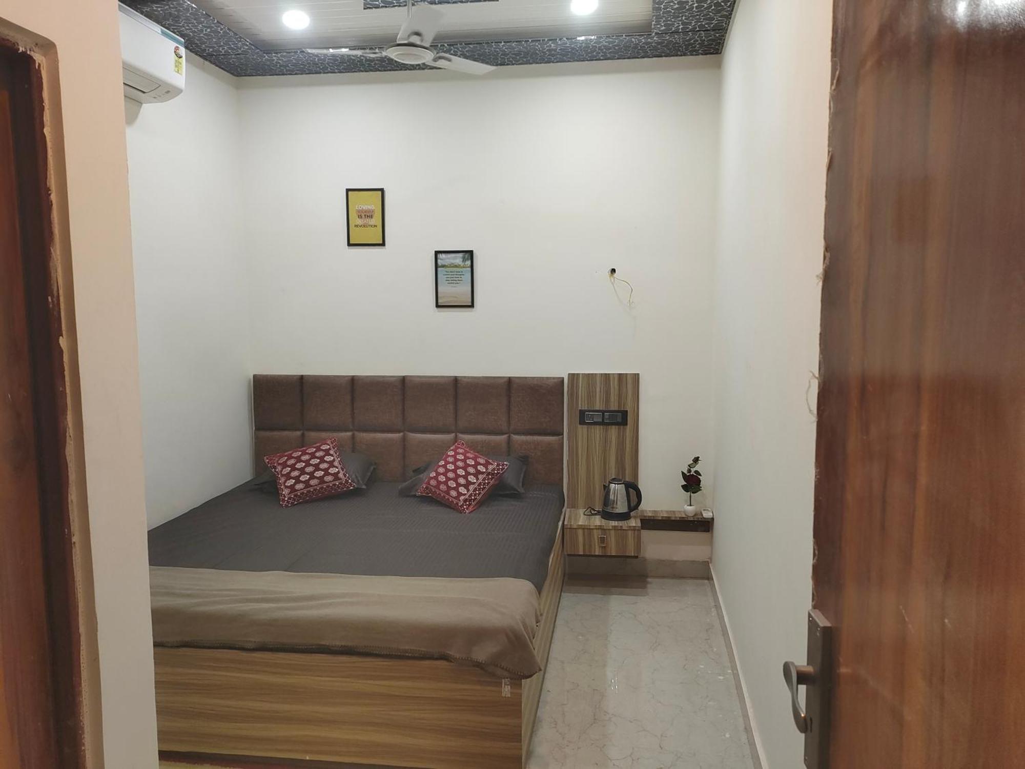 Banarasiya Homestay Close To Banaras Railway Station Varanasi Exterior photo