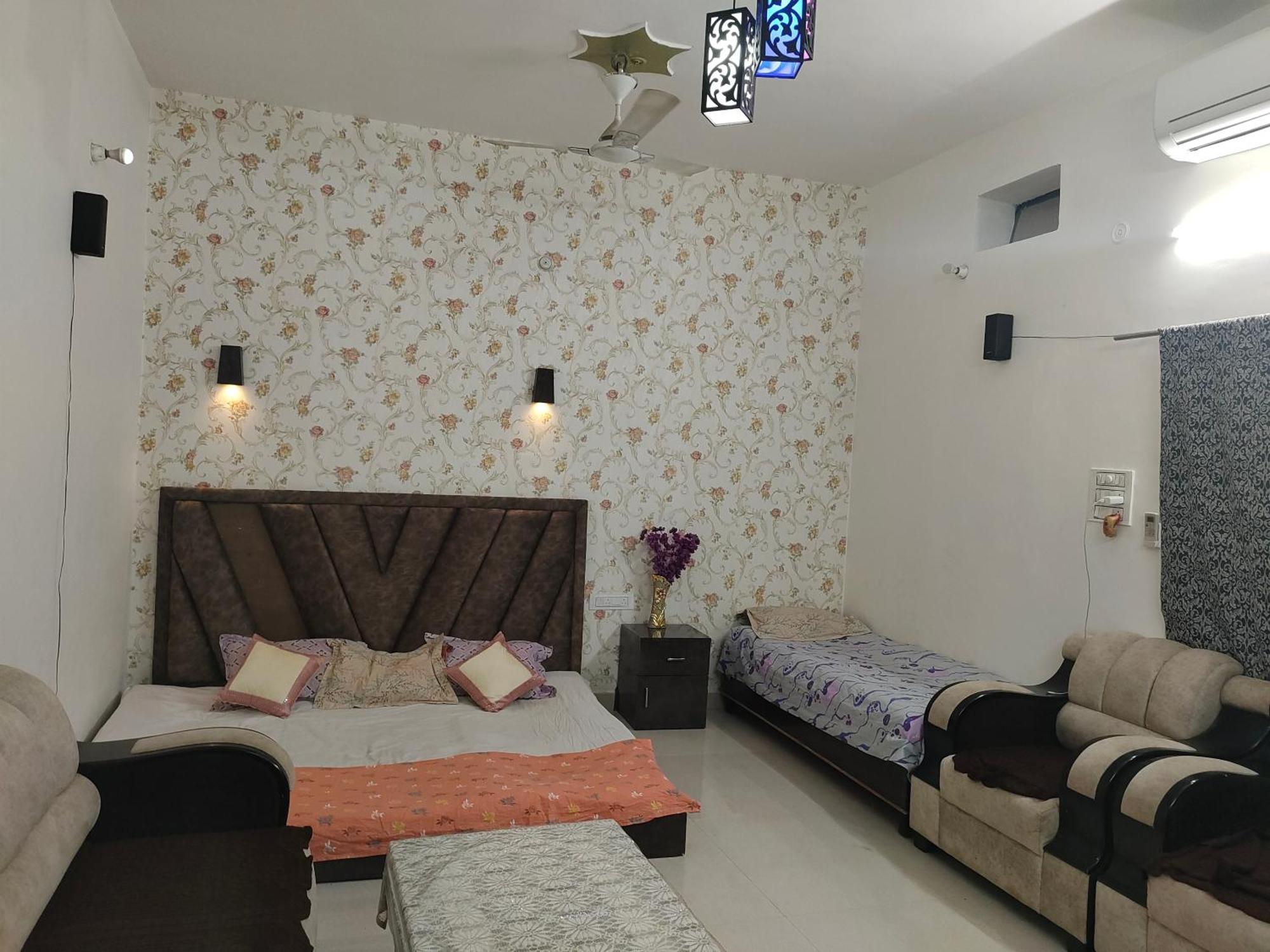 Banarasiya Homestay Close To Banaras Railway Station Varanasi Room photo