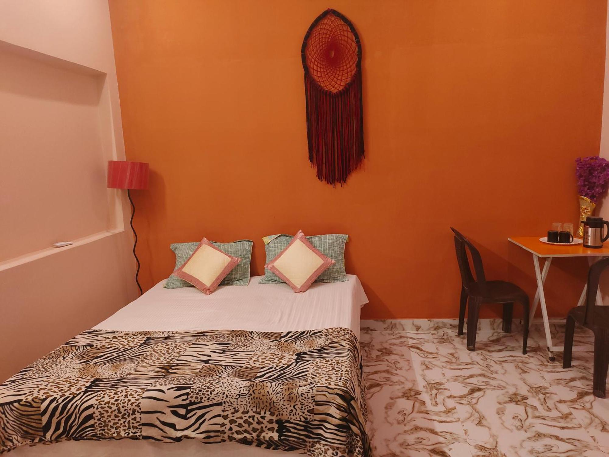 Banarasiya Homestay Close To Banaras Railway Station Varanasi Room photo