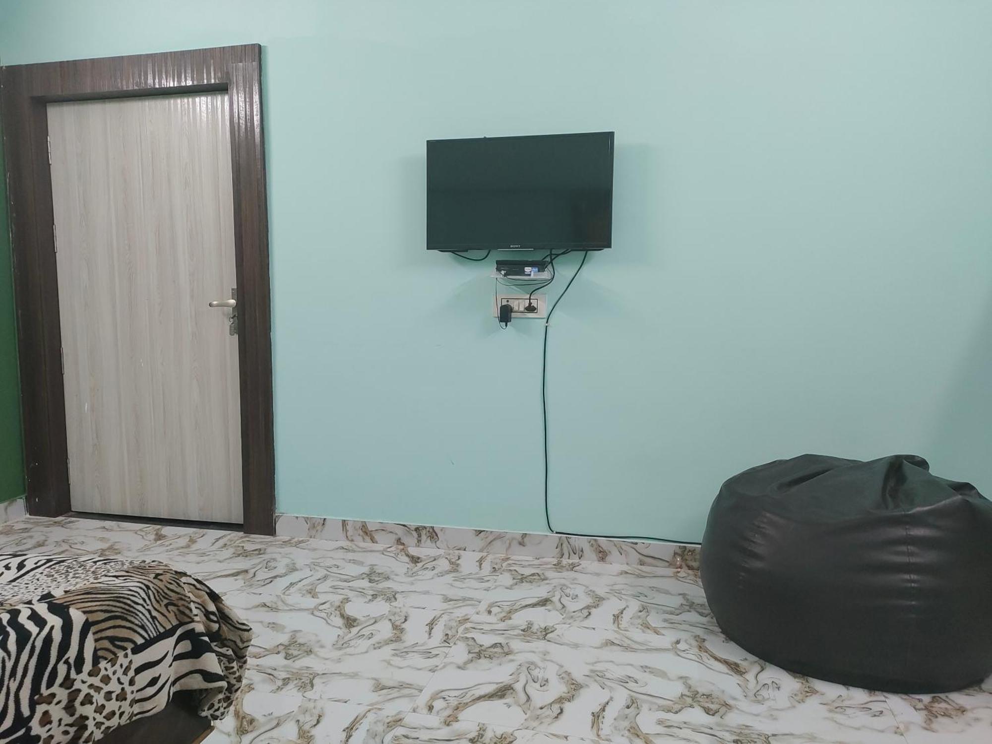 Banarasiya Homestay Close To Banaras Railway Station Varanasi Room photo