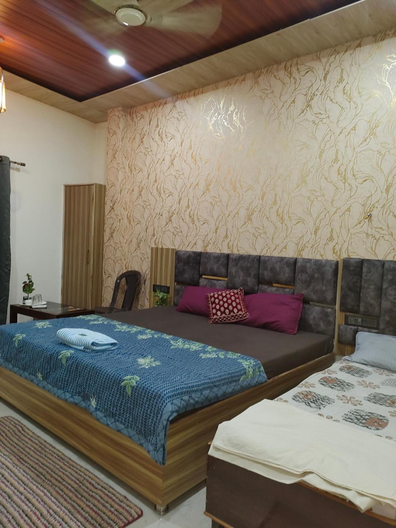 Banarasiya Homestay Close To Banaras Railway Station Varanasi Exterior photo